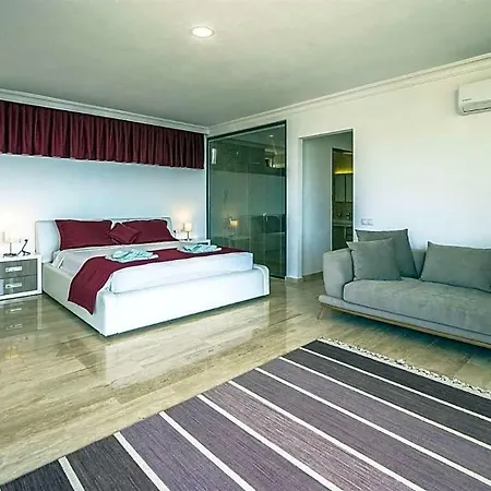 Sleeps 16 Pool Air Con Wifi *